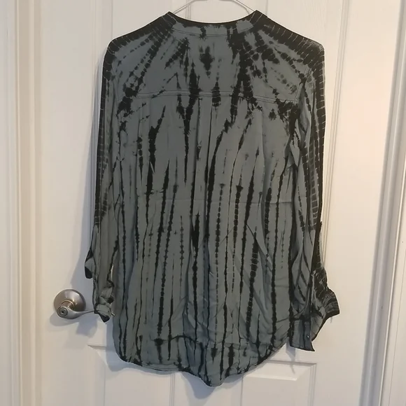 Rock & Republic Long Sleeve 100% Rayon Top. Lace up chest. Size Small - Picture 4 of 7